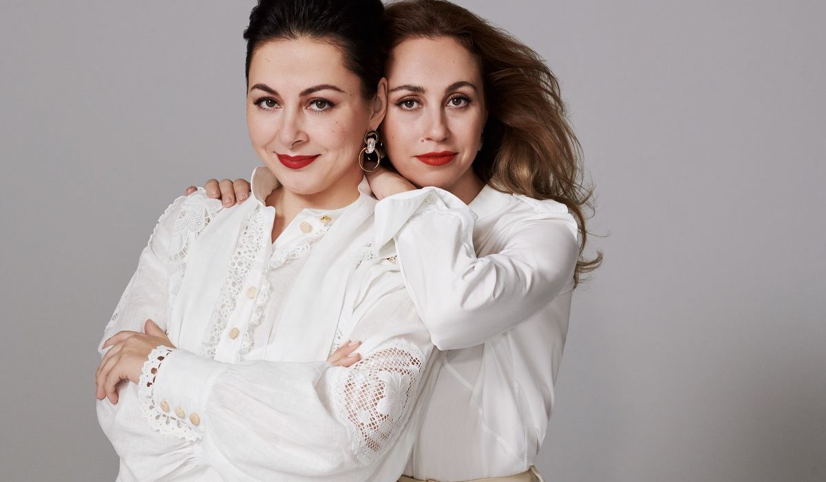 Motiv aus der ZOEVA Brand Awareness Kampagne mit Zoe Boikou (links) und ihrer Schwester Barbara Boikou (rechts)